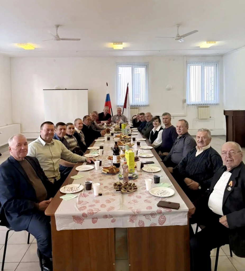 ВСЕ ГОСТИ ЗА СТОЛОМ в зале УГПС